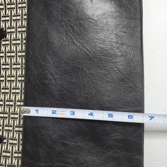 Tommy Hilfiger Lrg Cream & Black Pebbled Imitation Leather Logo Shoulder… - Picture 10 of 10